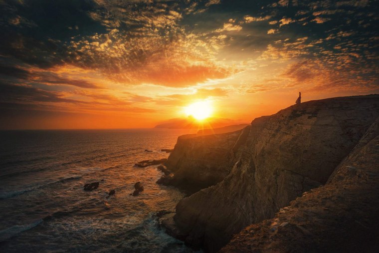 Горы и океан на закате