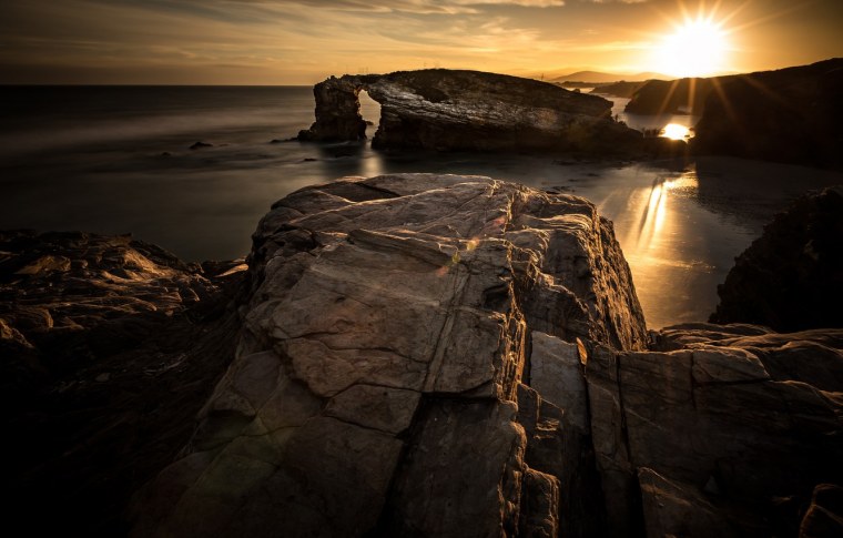 Темные скалы