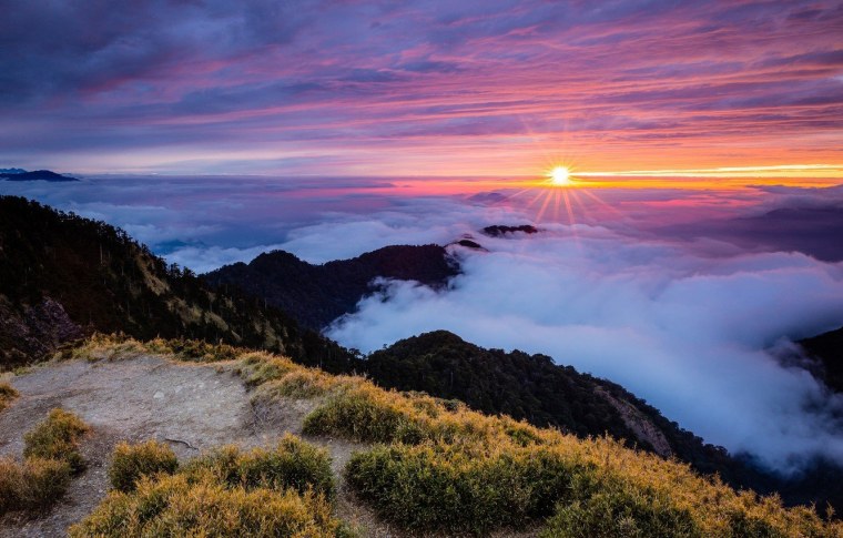 Красивый закат в горах