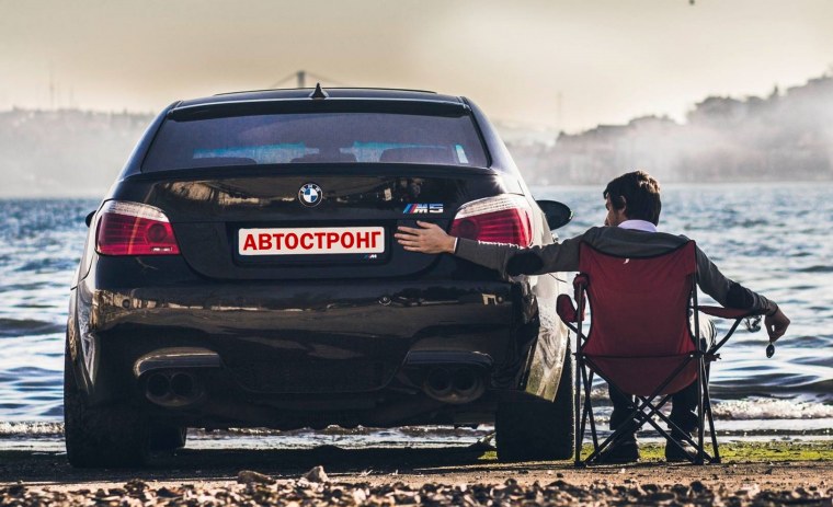 Обнимает машину