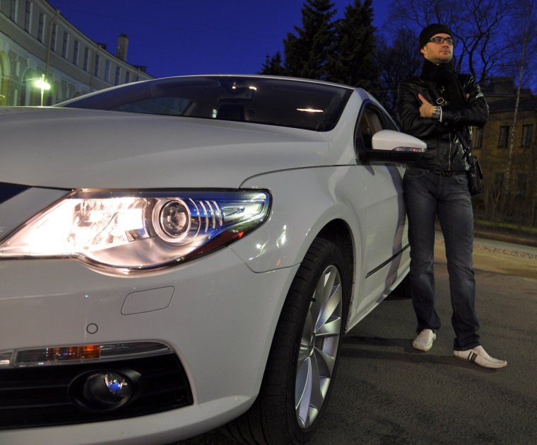 Парень возле машины