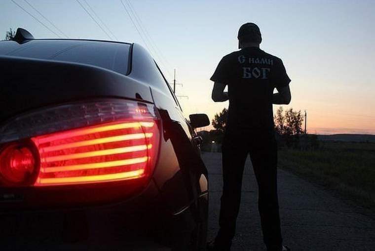 Парень возле машины спиной