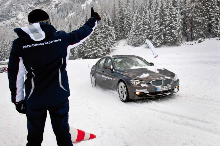 Парни возле машины зима