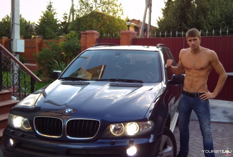 Парень у БМВ х5