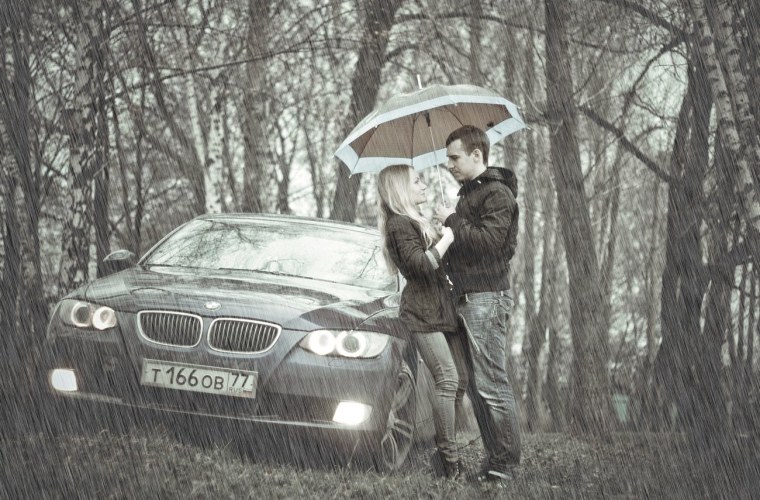 Двое около машины