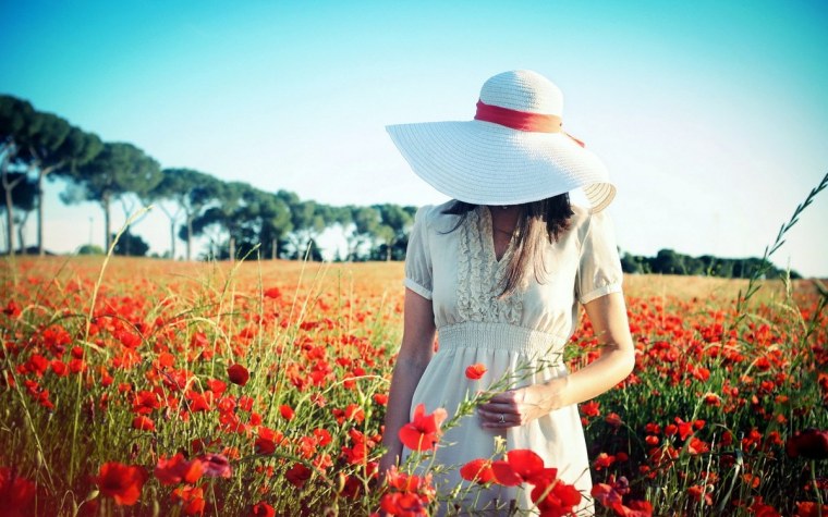 Девушка в шляпе в поле