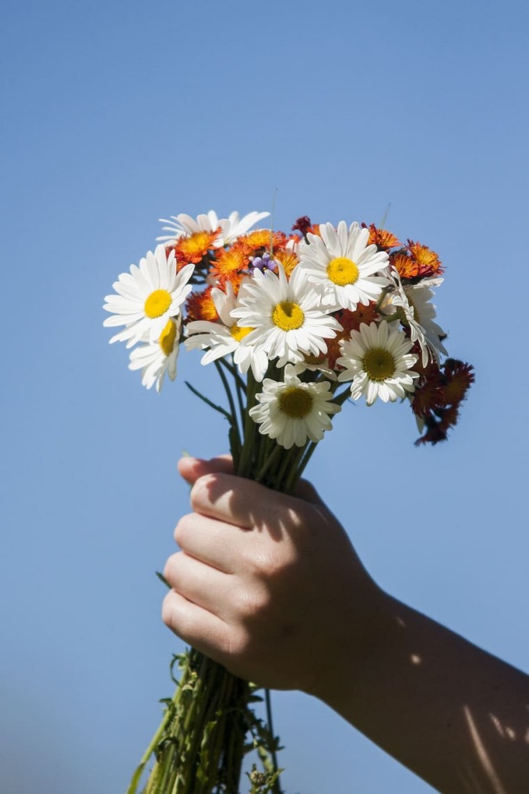 Парень с букетом ромашек