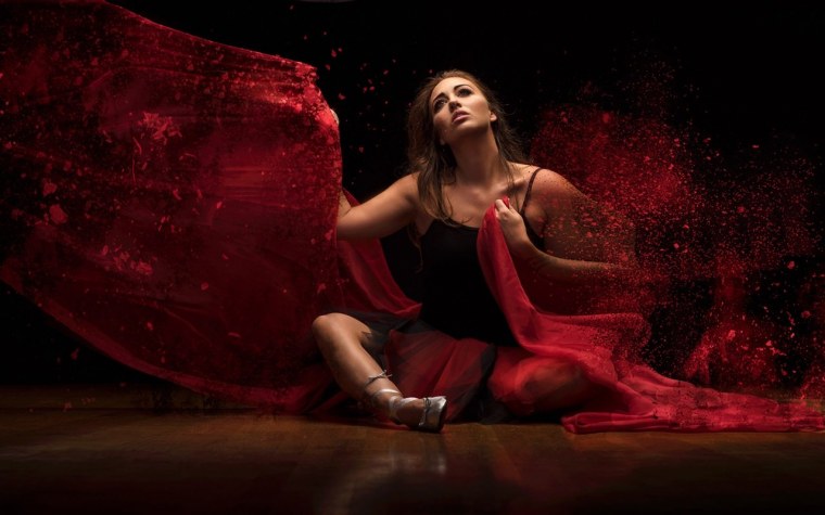 Девушка в Красном