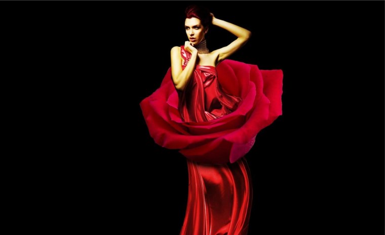 Красное платье на черном фоне