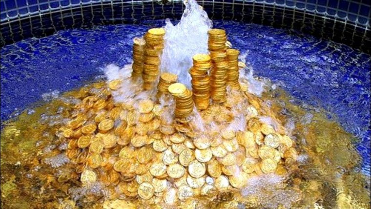 Денежный фонтан из монет