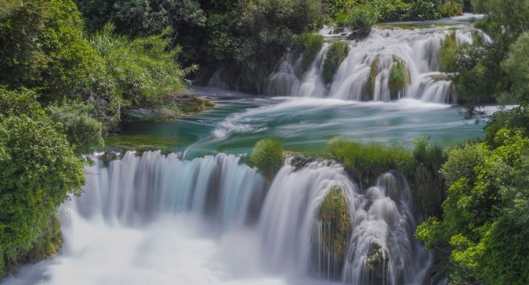 Красивый водопад на рабочий стол