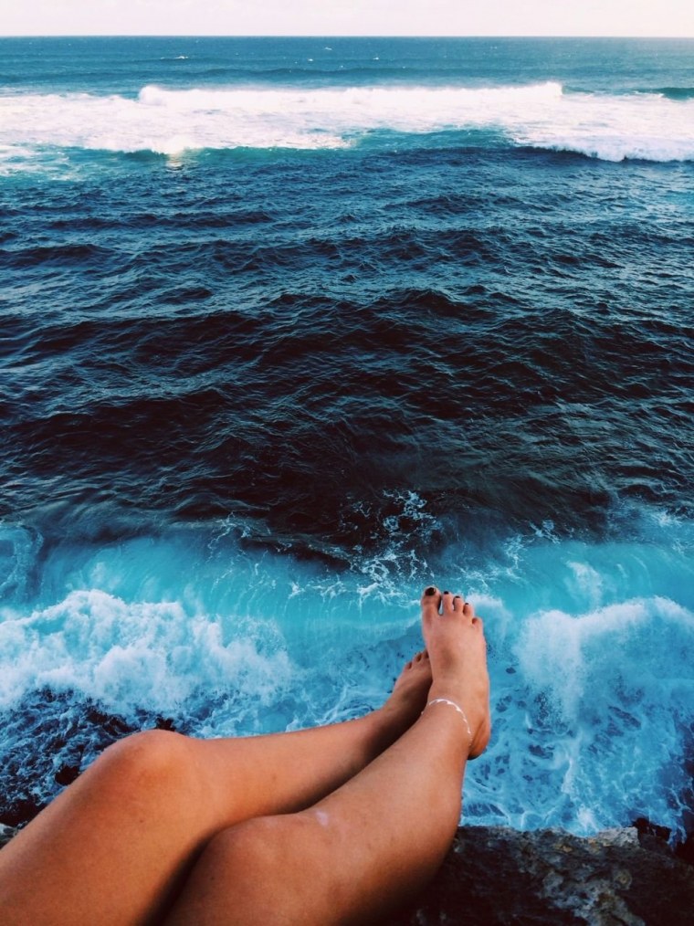 Женские ноги на море