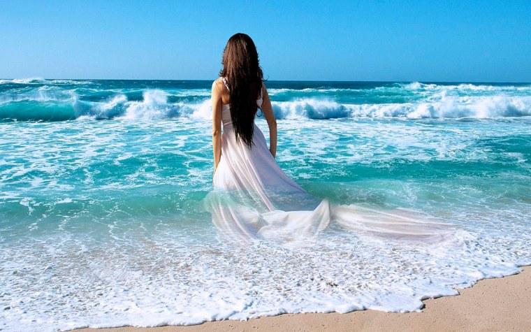 Девушка на берегу моря