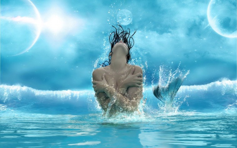 Девушка выходит из воды