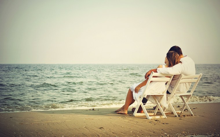 Мужчина и женщина на море