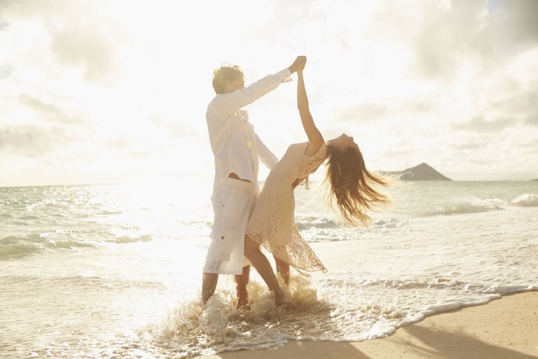 Счастливая пара на пляже