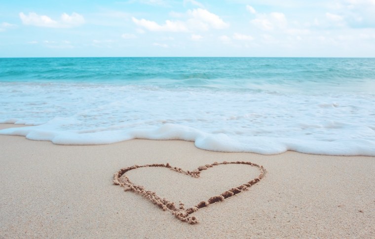 Сердце на песке у моря