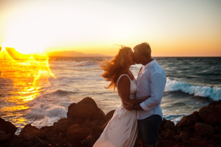 Влюбленная пара на море