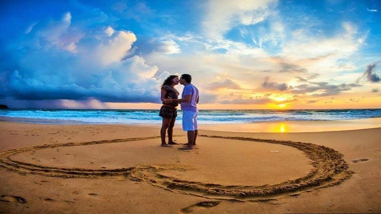 Влюбленная пара на море