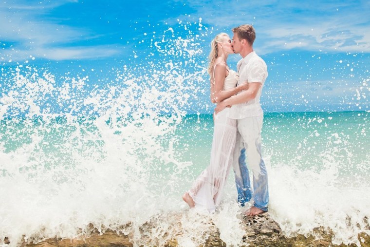 Счастливые влюбленные на море