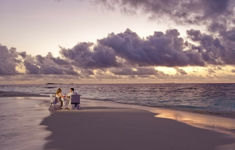 Двое на берегу океана