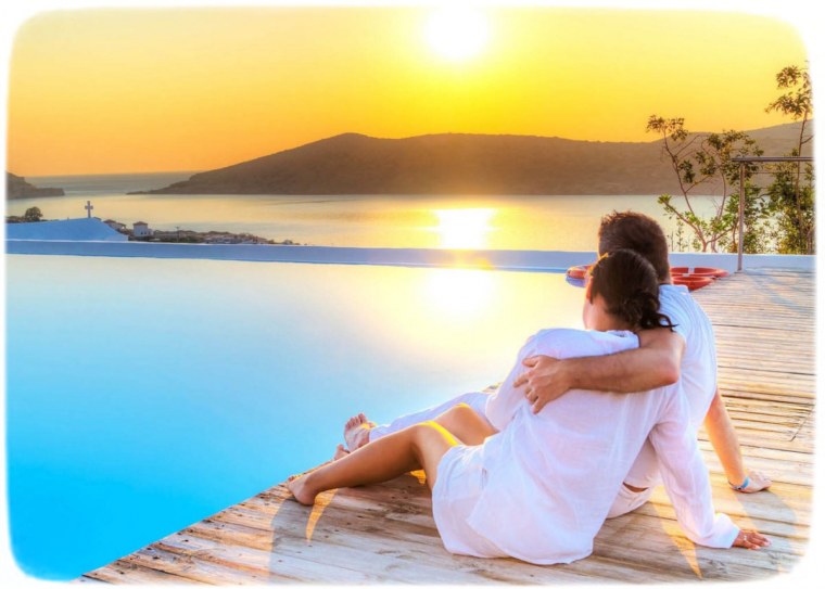 Мужчина и женщина на море