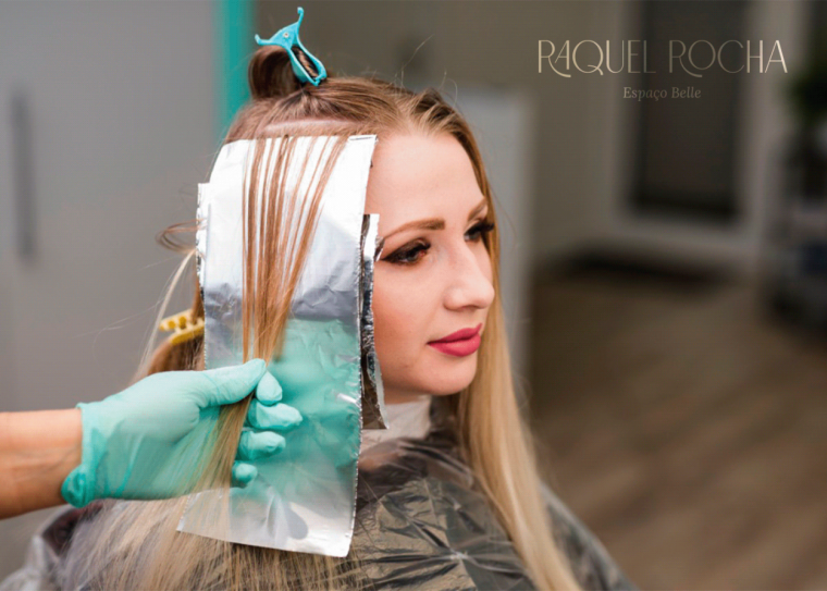 Парикмахер красит волосы