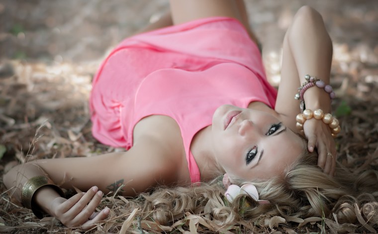 Молодые девочки позируют