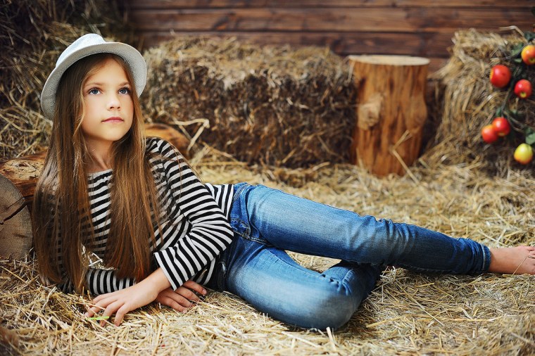 Девушка модель позирует