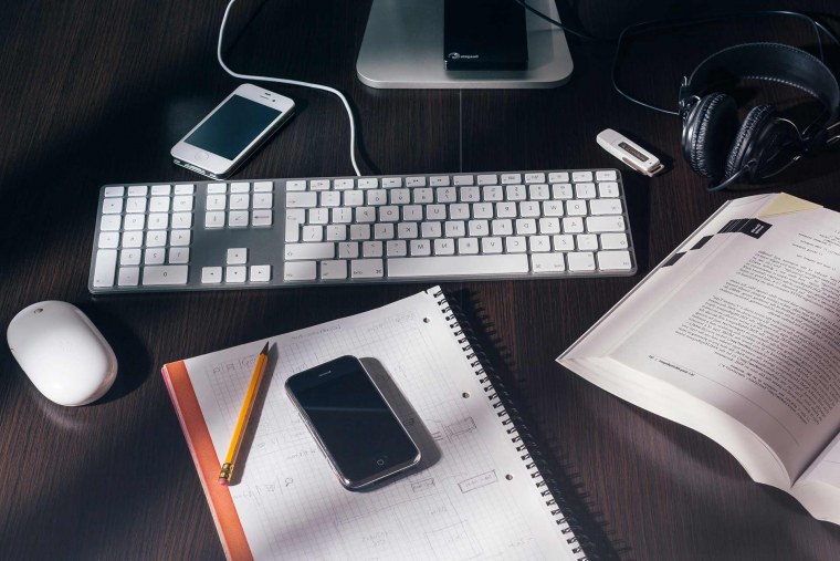 Стол с компьютером и бумагами