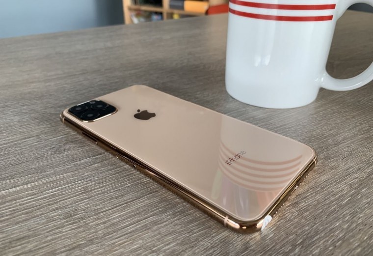 Айфон 13 на столе