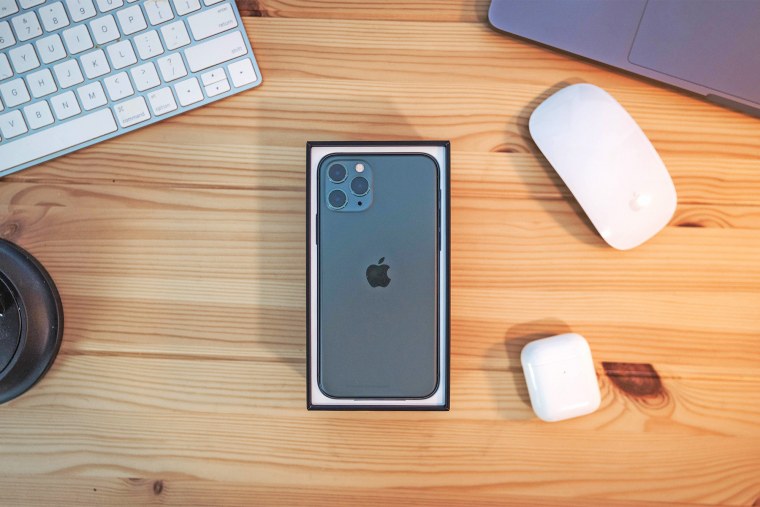 Айфон 11 в коробке на столе