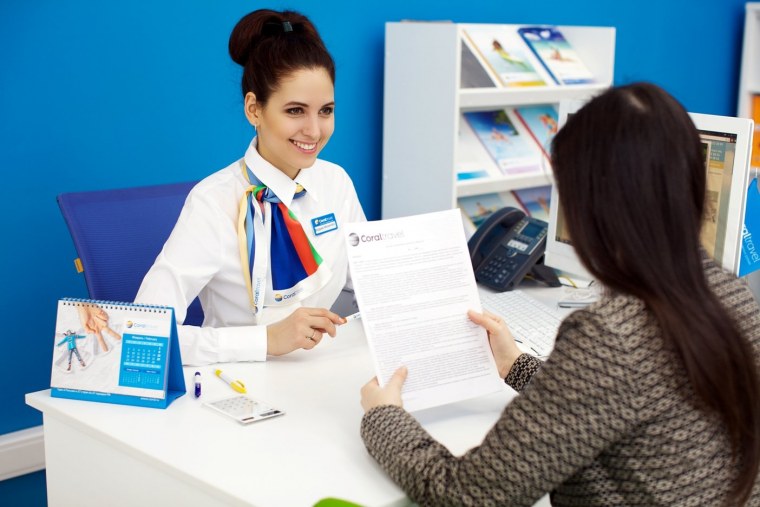 Девушка мечтает о море