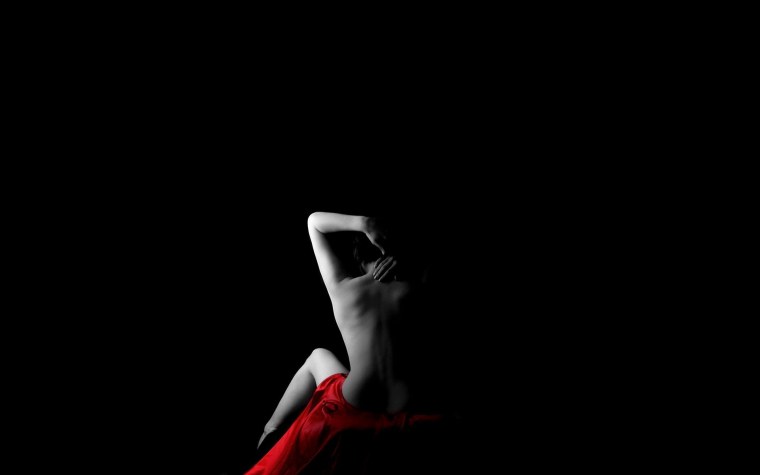 Женский силуэт на темном фоне