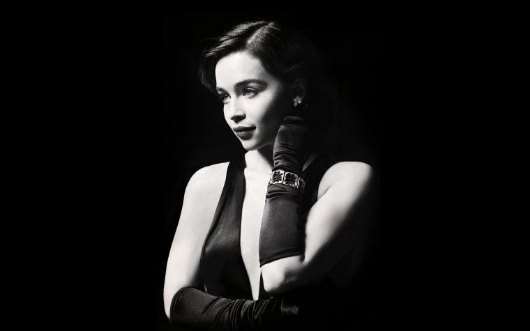 Эмилия Кларк фото на черном фоне