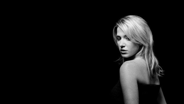 Блондинка на черном фоне