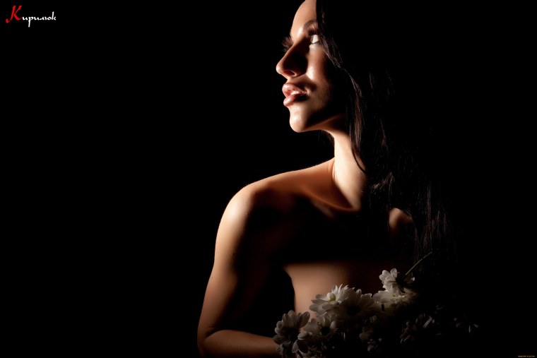 Девушка на темном фоне