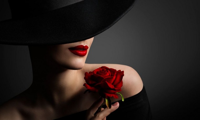 Девушка в шляпе на черном фоне