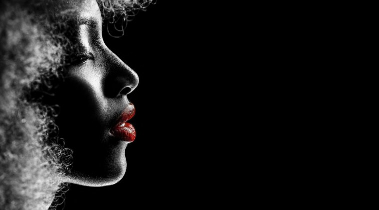 Женское лицо на черном фоне