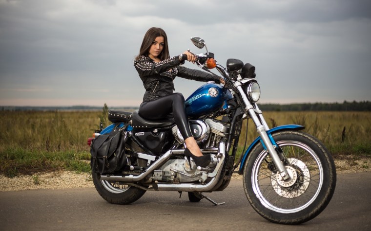 Харлей Дэвидсон мотоцикл и девушка