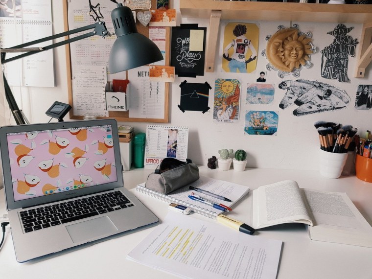 Эстетичный стол для учёбы