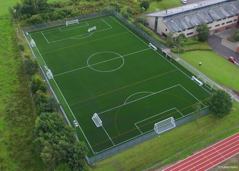 Футбольное поле маленькое