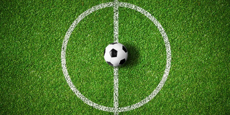 Мяч в центре поля