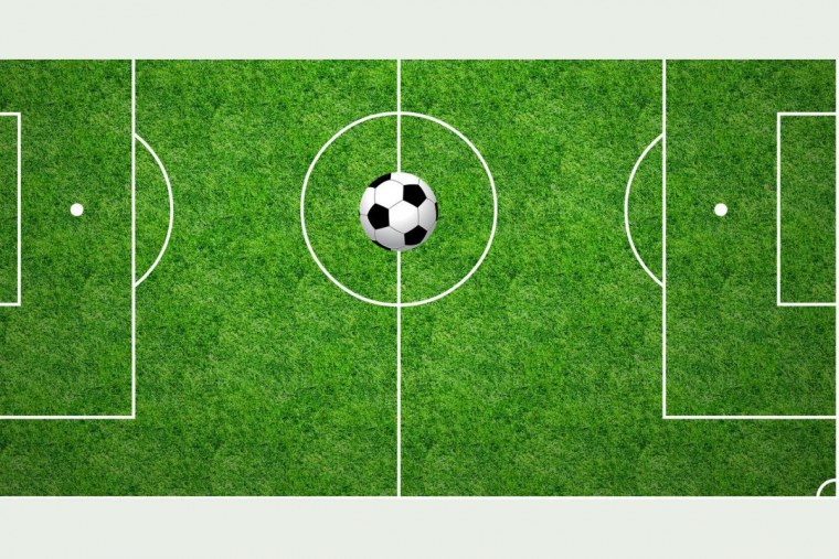 Футбольное поле с игроками вид сверху