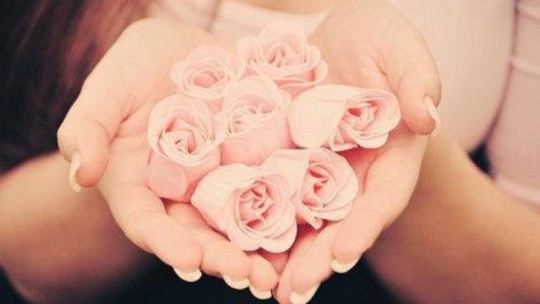 Синяя роза на снегу