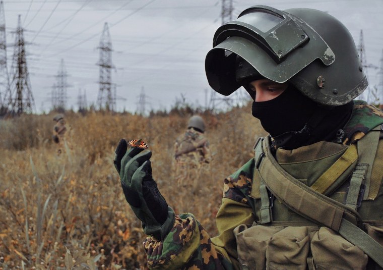 Грустный военный в маске