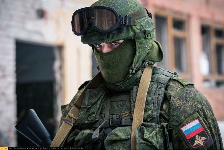 Военный в маске