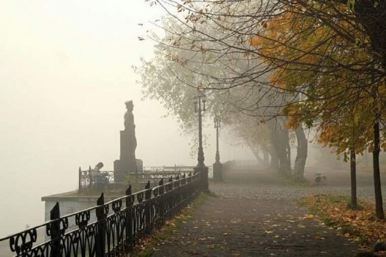 Туманная осень в городе