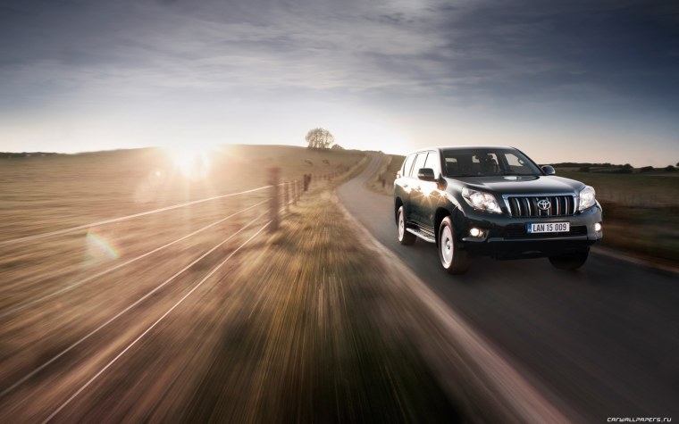 Toyota Land Cruiser 150 на дороге