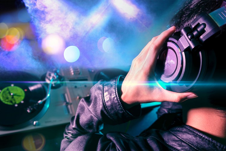 Диджей в наушниках